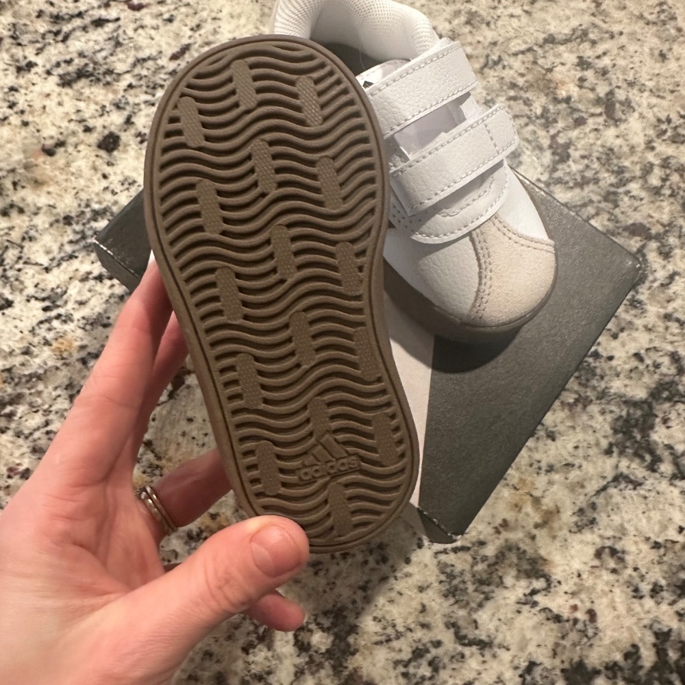 Size 5 toddler Adidas - Picture 3 of 5
